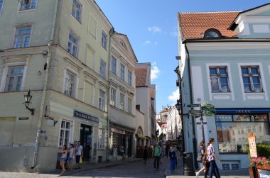 Tallin, Estonya. 24 Ağustos 2015-turist eski kasaba mimari Tallinn, Estonya görüntüleyin.