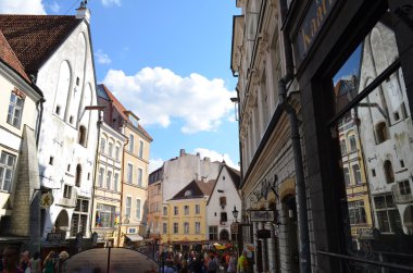 Tallin, Estonya. 24 Ağustos 2015-turist eski kasaba mimari Tallinn, Estonya görüntüleyin.