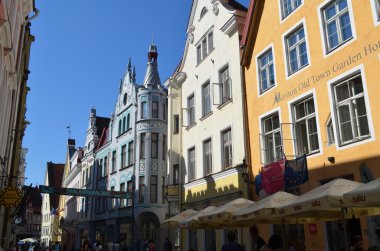 Tallin, Estonya resmi. 24 Ağustos 2015-turist eski kasaba mimari Tallinn, Estonya görüntüleyin.