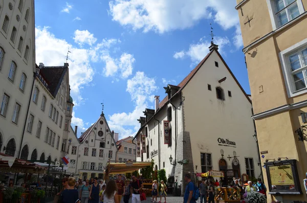 Tallin, Estonsko. 24 srpna 2015turistické zobrazit staré město architektury v Tallinn, Estonsko — Stock fotografie