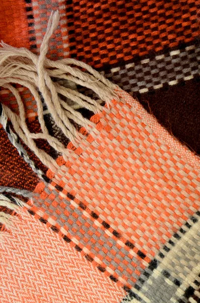 Cores quentes de um lenço de lã feito à mão — Fotografia de Stock