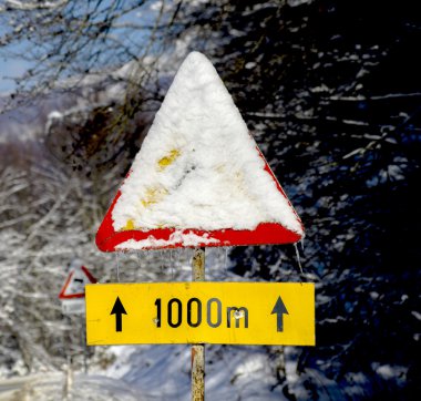 Donmuş karla kaplı trafik işaretleri
