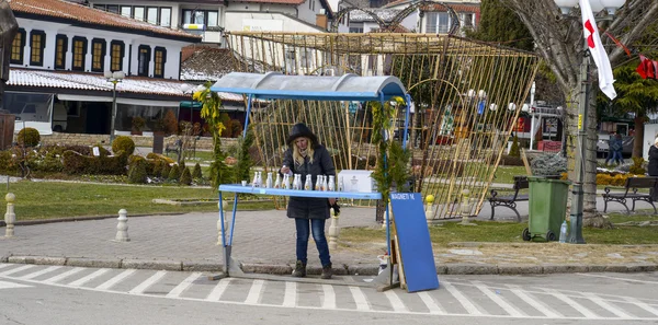 OHRID, MACEDONIA, 19 de enero de 2016. Vendedores de recuerdos en Ohrid en el Día de la Epifanía, en Ohrid, Macedonia — Foto de Stock