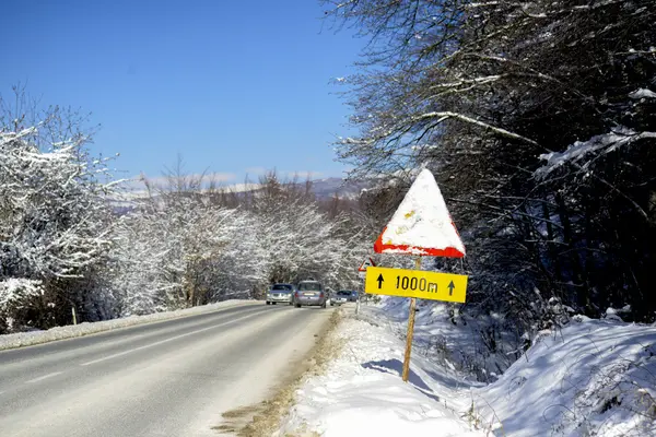 Trafikmärke täckt med frusen snö — Stockfoto