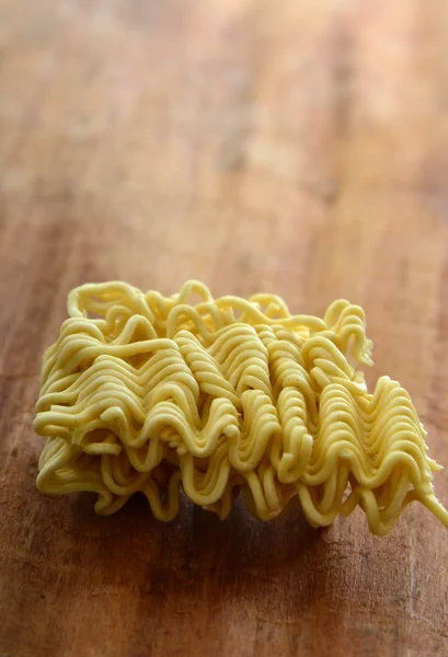 Fideos de sopa instantánea sobre fondo de madera —  Fotos de Stock