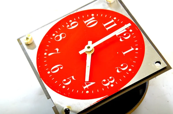 Reloj de mesa rojo vintage —  Fotos de Stock