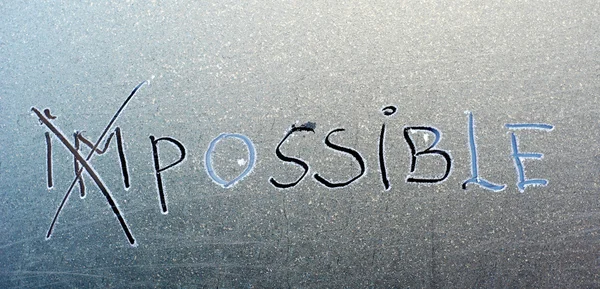 Λέξη αδύνατο σε ένα παγωμένο αυτοκίνητο παρμπρίζ — Φωτογραφία Αρχείου