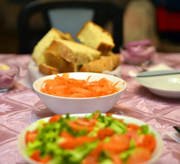 Imagem de uma salada de legumes frescos servida — Fotografia de Stock