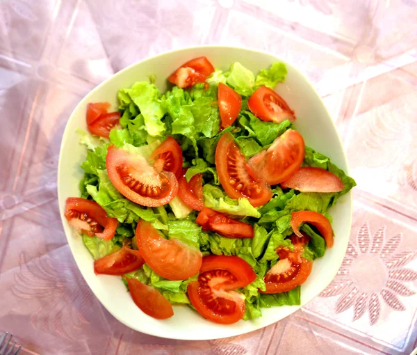 Salada de legumes frescos servida — Fotografia de Stock