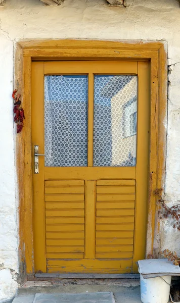 Старая желтая входная дверь — стоковое фото