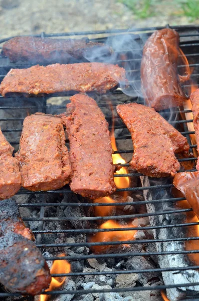 Grilování klobás na grilu — Stock fotografie