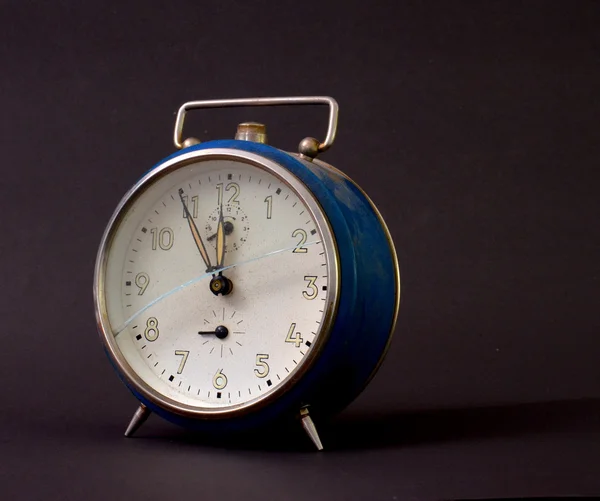 Reloj despertador vintage con vidrio roto — Foto de Stock