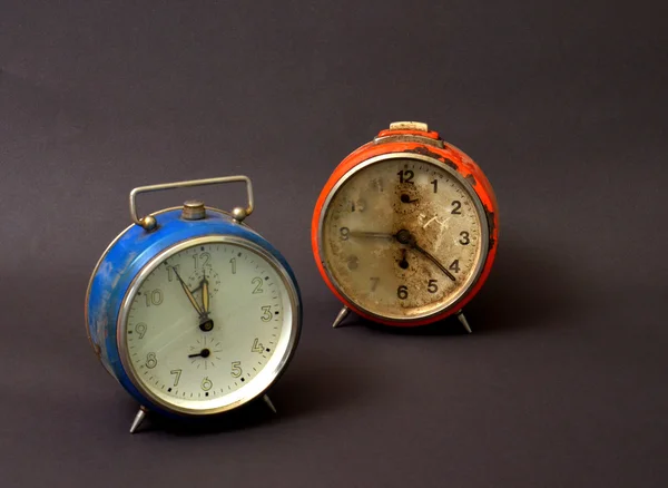 Relojes de alarma vintage con vidrio roto — Foto de Stock