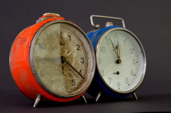 Relojes de alarma vintage con vidrio roto — Foto de Stock