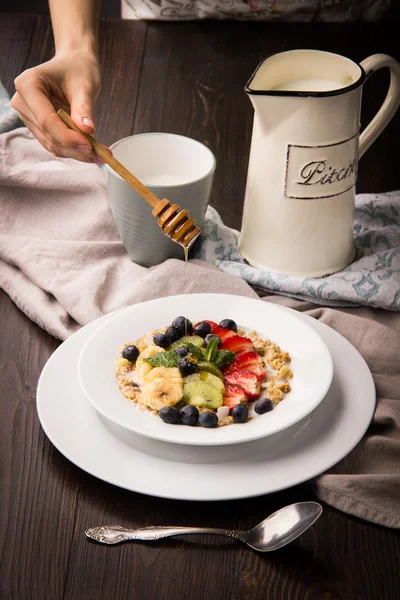 Yulaf ezmesi Kupası'nda. Çilek ve ahşap zemin üzerine taze süt. 