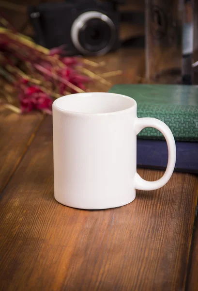 Ahşap masa üzerinde beyaz kupa