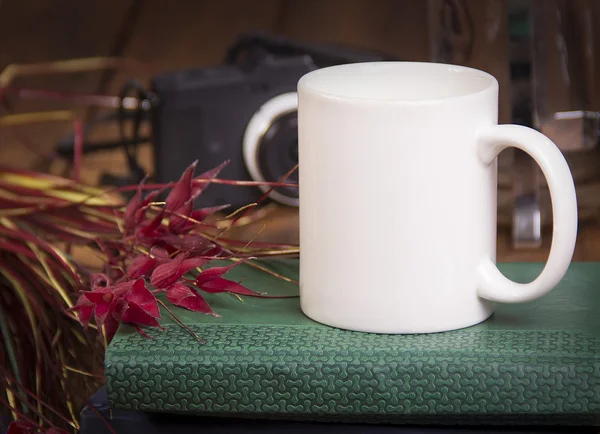 Ahşap masa üzerinde beyaz kupa