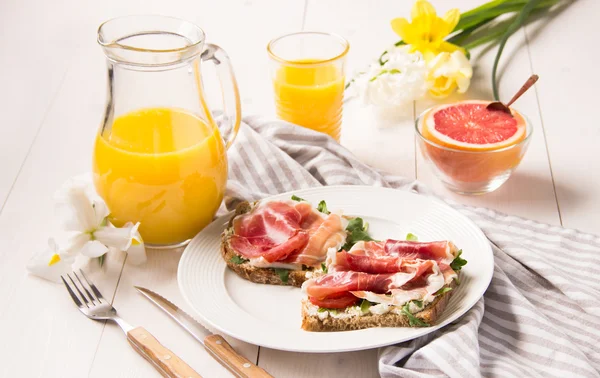 Breakfast  with hamon, toasts, orange juice and grapefruit. — Stock Photo, Image