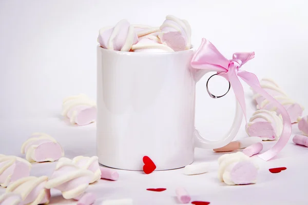 Caneca branca com marshmallows Fotografia De Stock