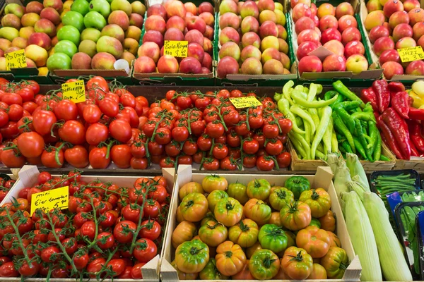 Frutas e produtos hortícolas num mercado de agricultores. — Fotografia de Stock