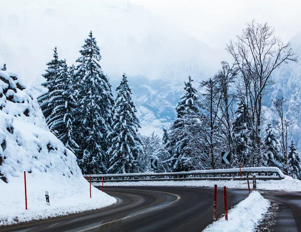 Górska droga w zimie. — Zdjęcie stockowe