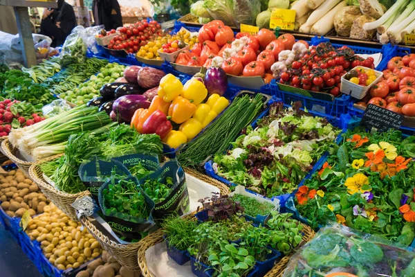 Produtos hortícolas no mercado dos agricultores . — Fotografia de Stock