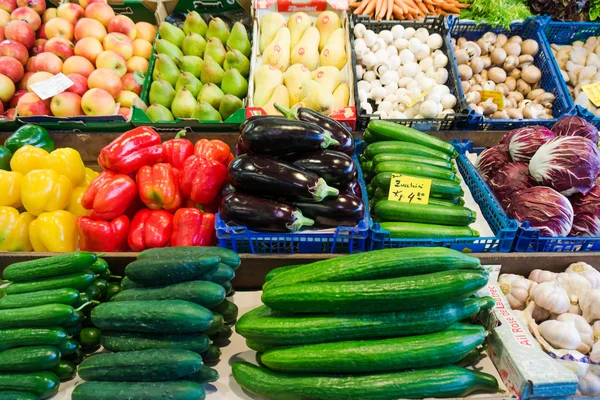 Meyve ve sebze çiftçi pazarda. — Stok fotoğraf