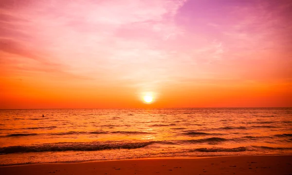 Belo pôr do sol sobre o mar — Fotografia de Stock