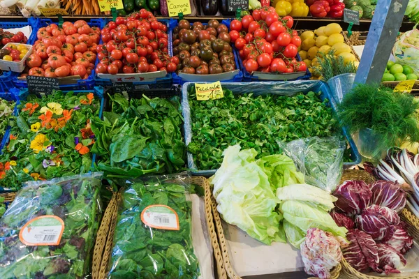 Gyümölcsök és zöldségek, a mezőgazdasági termelők piacra. — Stock Fotó