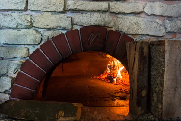传统的披萨烤箱 — 图库照片