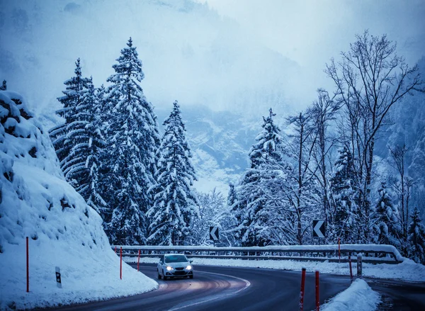 Estrada de inverno na neve. — Fotografia de Stock