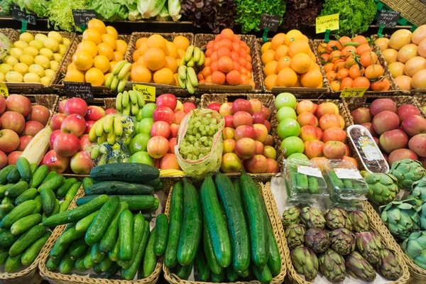Frutas e produtos hortícolas no mercado dos agricultores . — Fotografia de Stock