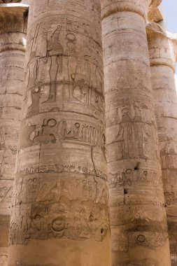 Mısır'daki kumtaşı sütunlar.