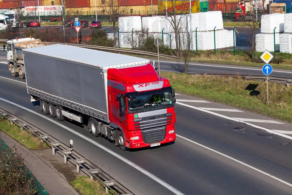 Ciężarówka na autostradzie — Zdjęcie stockowe