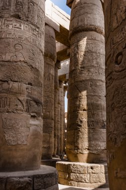 Mısır'daki kumtaşı sütunlar.