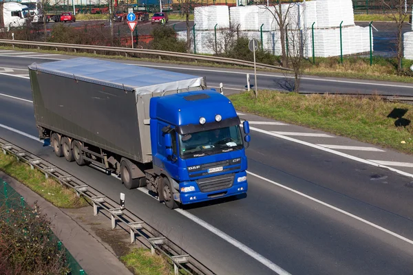 Transport lastbil på motorvejen - Stock-foto