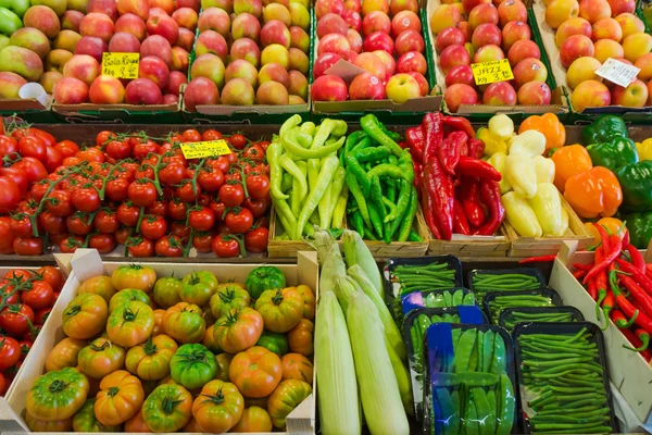 Produtos hortícolas no mercado dos agricultores . — Fotografia de Stock