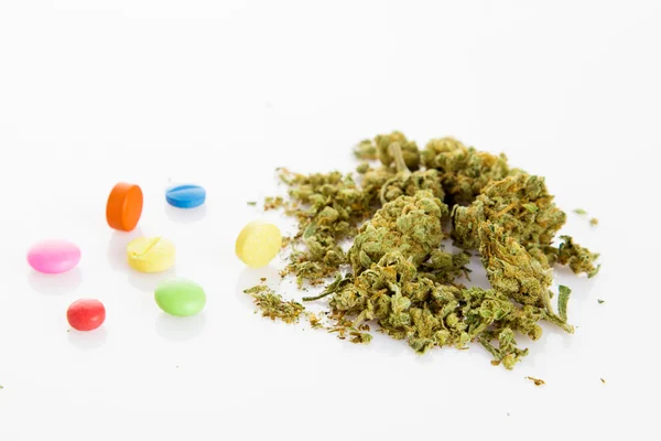 Marihuana, dop, piller – stockfoto