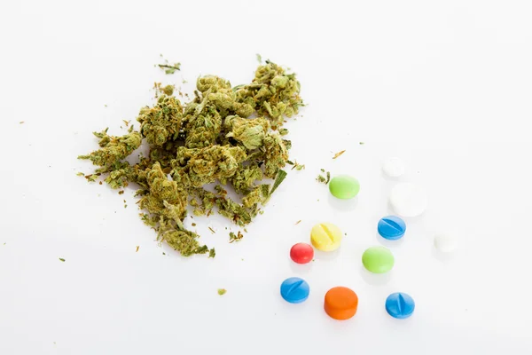 Marihuana, dop, piller – stockfoto