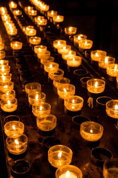 Velas da igreja queimando — Fotografia de Stock