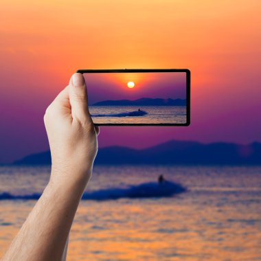 gün batımında su üstünde Jetski.