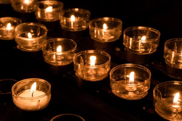 教堂蜡烛燃烧 — 图库照片