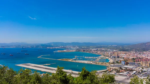 Pista de cidade e o aeroporto de Gibraltar — Fotografia de Stock