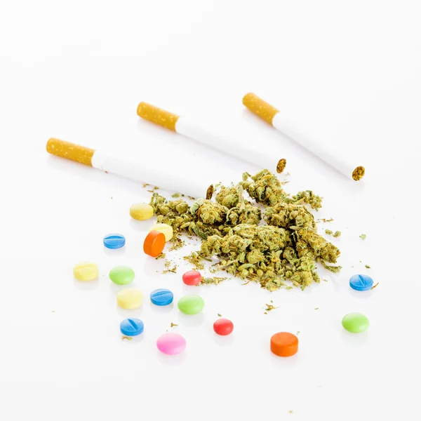 Marihuana, narkotyki, tabletki — Zdjęcie stockowe