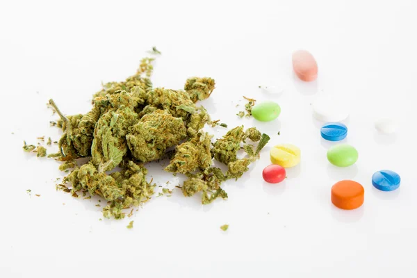 Марихуана, наркотики, таблетки — стоковое фото