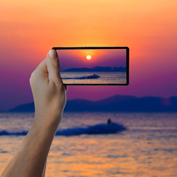 Jetski boven het water bij zonsondergang. — Stockfoto
