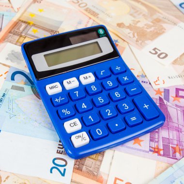 hesap makinesi ile euro banknot.
