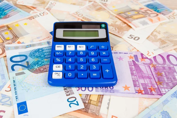 Miniräknare med eurosedlar. — Stockfoto