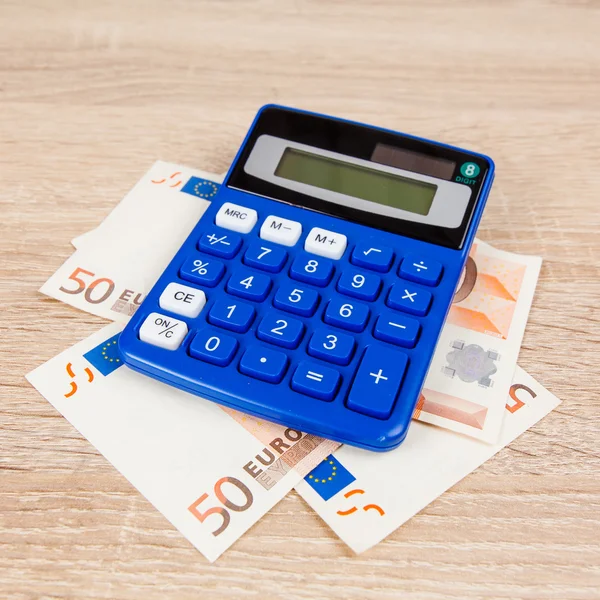 Taschenrechner mit Euro-Scheinen. — Stockfoto