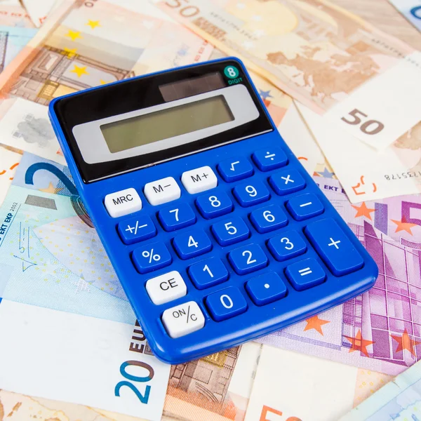 Calcolatrice con banconote in euro . — Foto Stock